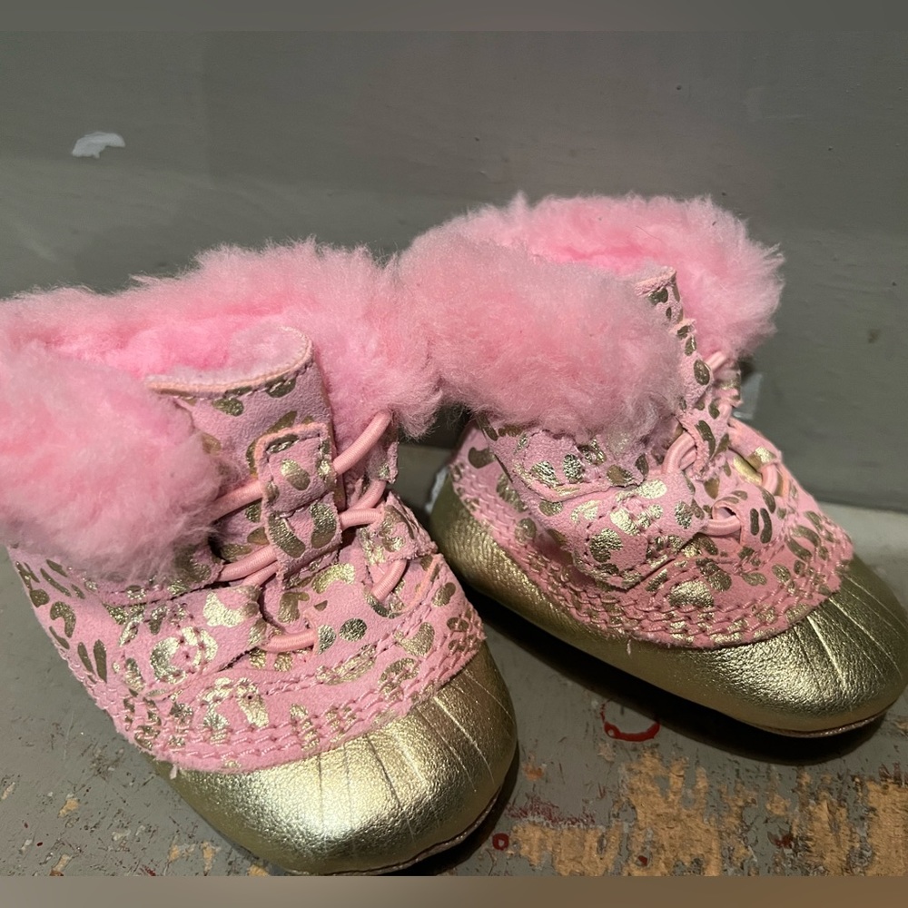 Never worn- Little girls Sorel winter shoes/ boots with shearling inside, size 3